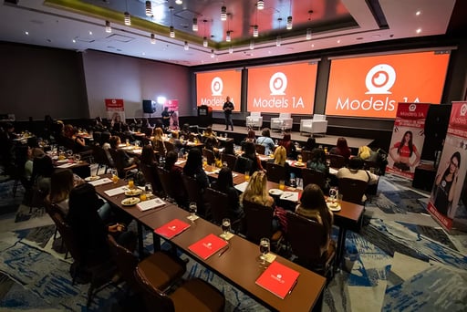 Coaching con las modelos en salón de conferencias de Models 1A