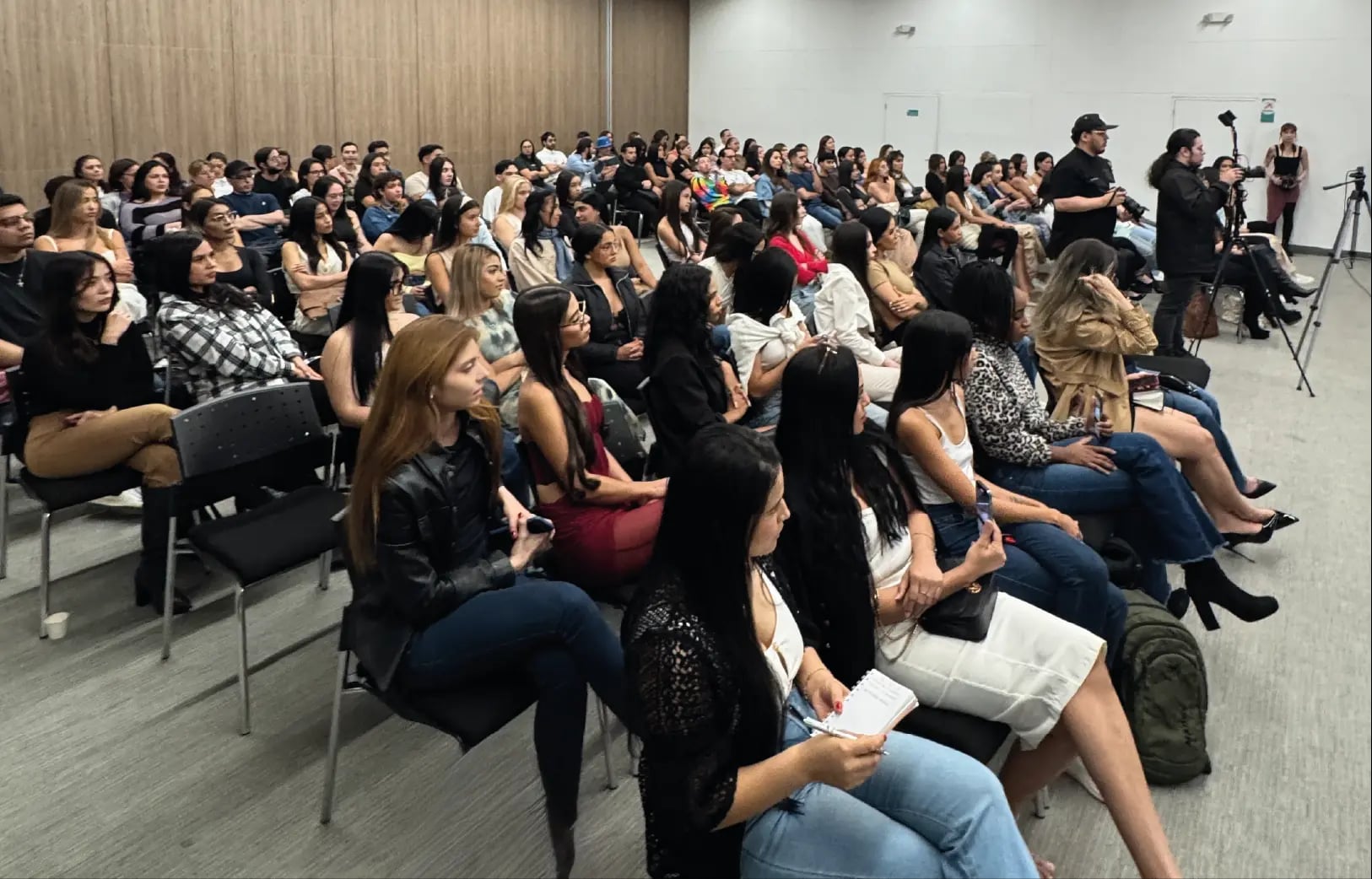 Auditorio lleno durante capacitación de Models 1A en Medellín