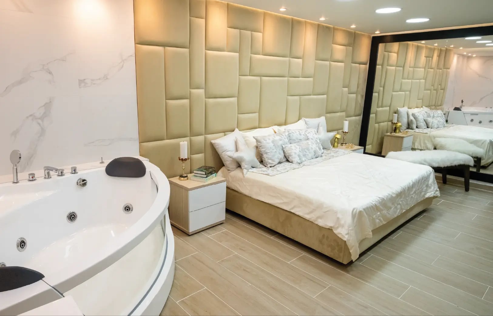 Habitación tipo suite de Models 1A con cama king y jacuzzi integrado