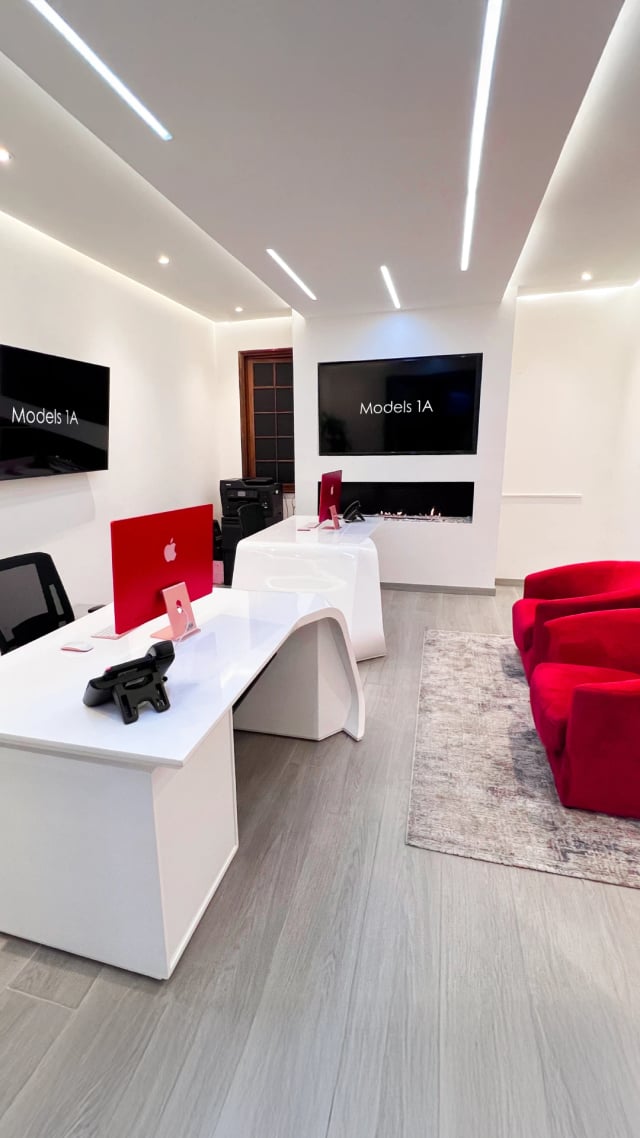 Estudio moderno de agencia de modelos webcam en Bogotá con iluminación profesional