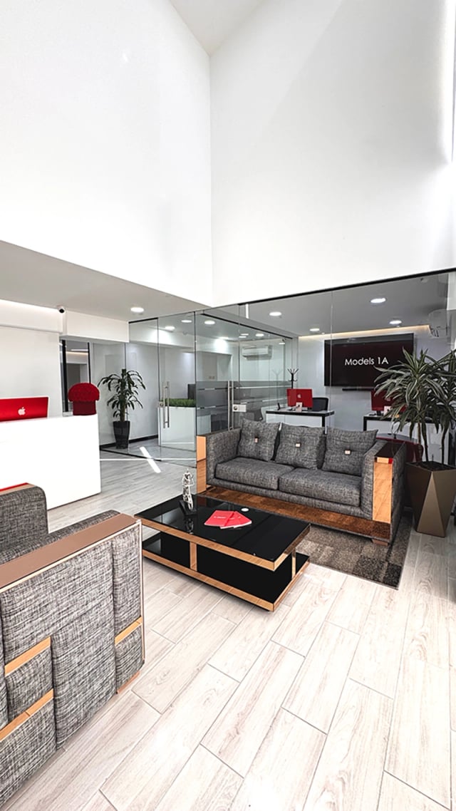 Estudio moderno de agencia de modelos webcam en Medellín con iluminación profesional