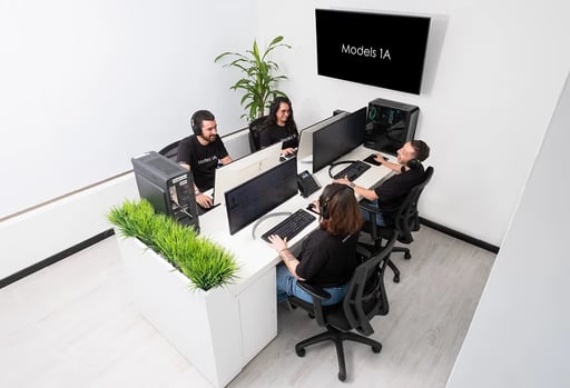 Personal pendiente de las modelos en un computador en oficina de Models 1A